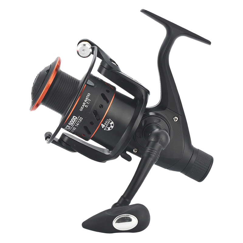 Mulinello da pesca spinning con esca in metallo