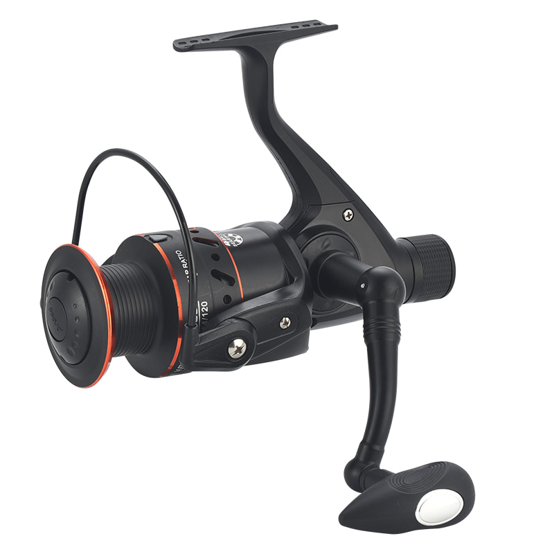 Mulinello da pesca spinning con esca in metallo