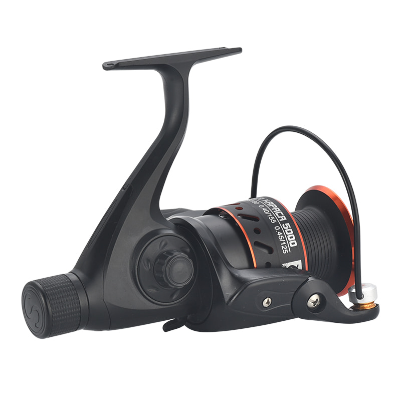 Mulinello da pesca spinning con esca in metallo