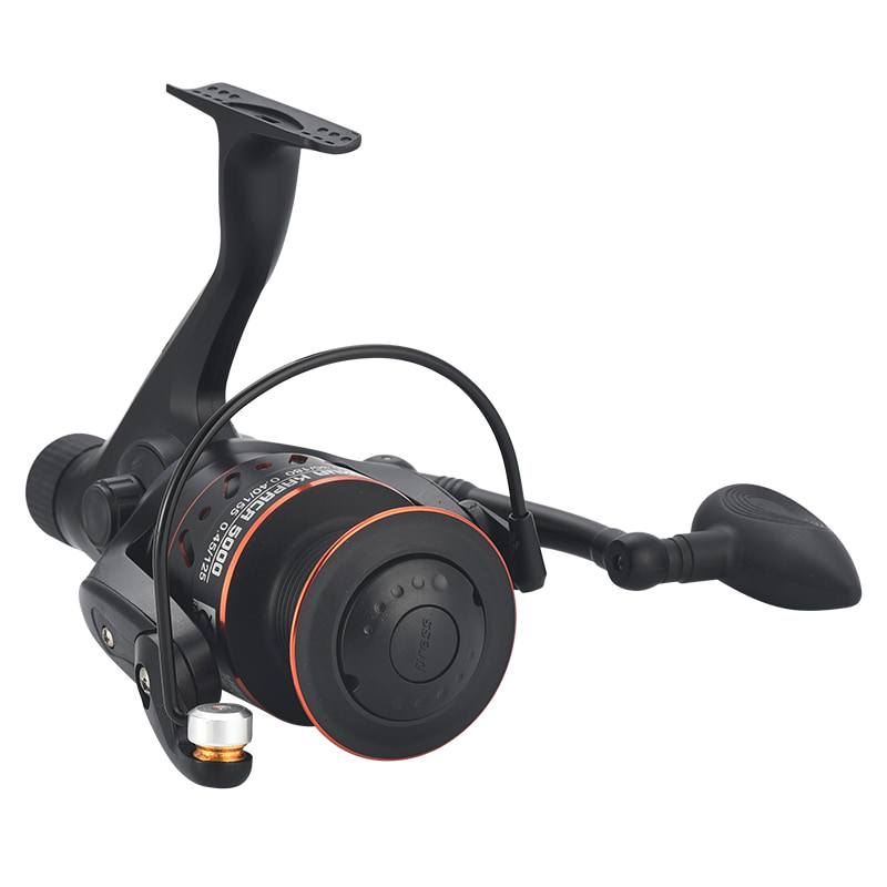 Mulinello da pesca spinning con esca in metallo